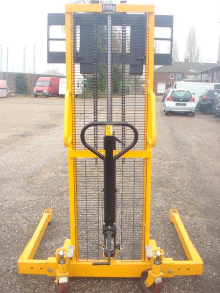 Grote foto palletstappelaar hand stacker auto diversen gereedschap