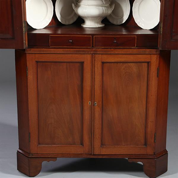 Grote foto regency hoekkast in mahonie met schelpmedaillons in de kap ca 1820 no.941820 antiek en kunst stoelen en banken