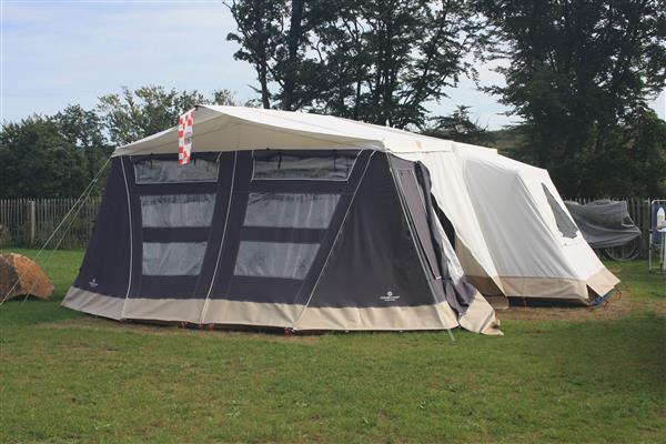 Grote foto combi camp country met gastencabine caravans en kamperen vouwwagens