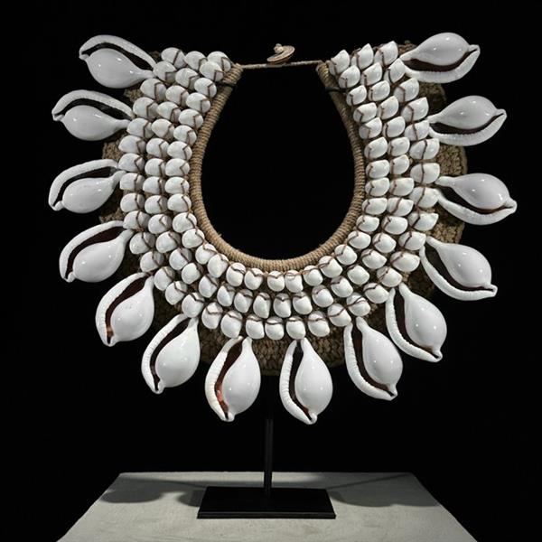 Grote foto decoratief ornament no reserve price sn1 decorative shell necklace on custom stand indones antiek en kunst curiosa en brocante