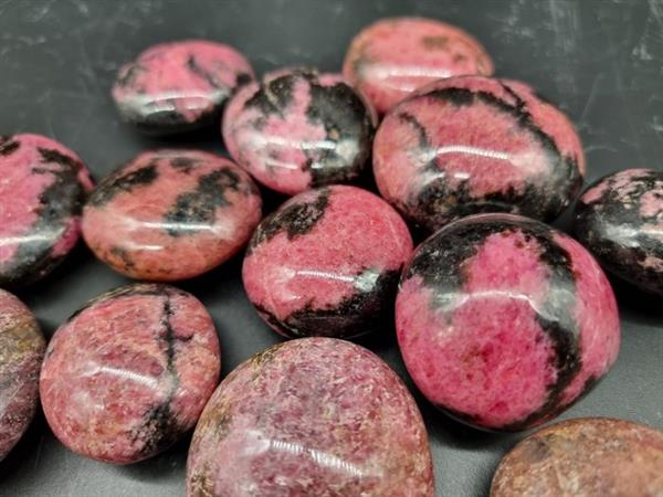 Grote foto rhodonietstenen trommelstenen rhodonite 1 kg antiek en kunst curiosa en brocante