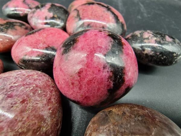 Grote foto rhodonietstenen trommelstenen rhodonite 1 kg antiek en kunst curiosa en brocante