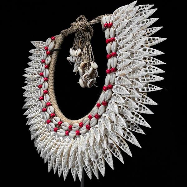 Grote foto decoratief ornament no reserve price sn12 decorative shell necklace on a custom stand indone antiek en kunst curiosa en brocante