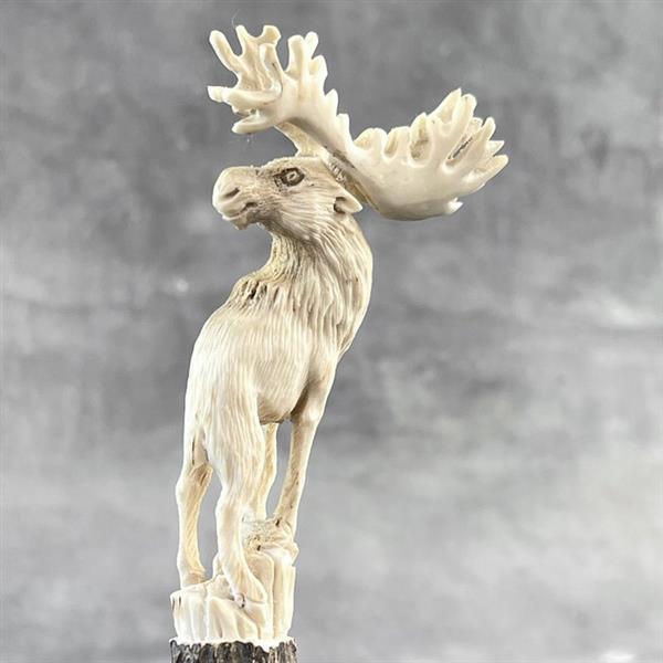 Grote foto snijwerk no reserve price a moose carving from deer antler on a stand 15 cm hout hertengewei antiek en kunst curiosa en brocante