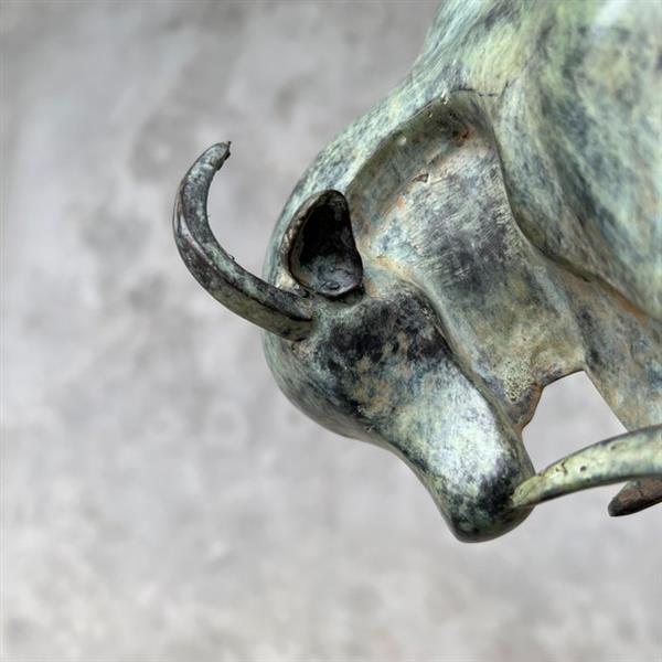 Grote foto sculptuur no reserve price bronze sculpture of a striking bull with base 32 cm brons antiek en kunst curiosa en brocante