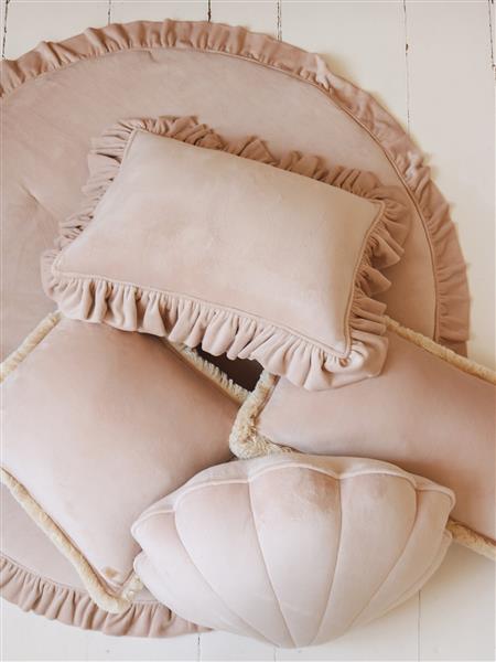 Grote foto zachte velvet kussen met volant light brown licht bruin kinderen en baby complete kinderkamers