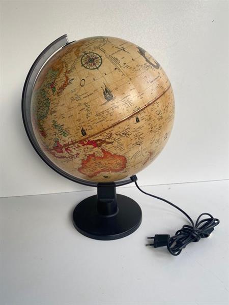 Grote foto scan globe tafellamp verlichte historische wereldbol plastic antiek en kunst curiosa en brocante