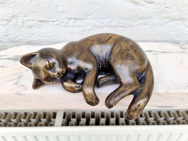 Grote foto sleeping kitten beeldje a sleeping kitten brons antiek en kunst curiosa en brocante