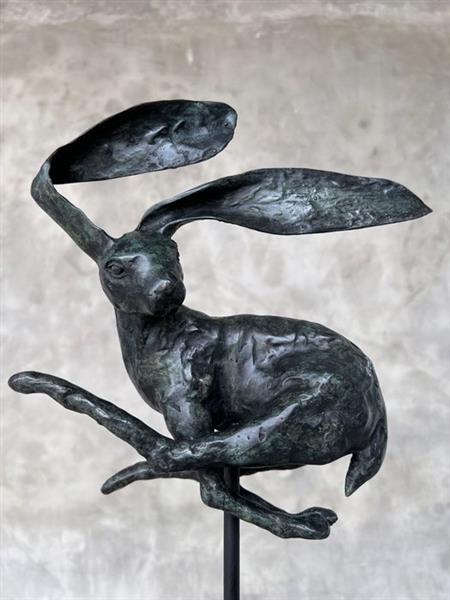 Grote foto sculptuur no reserve price speckled bronze rabbit on stand fantastic dark blue green patina 4 antiek en kunst curiosa en brocante