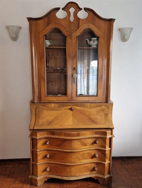Grote foto vitrinekast walnoot antiek en kunst curiosa en brocante