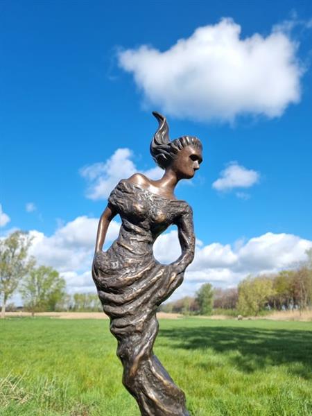 Grote foto sculptuur a vivid expressionist standing woman 59 cm brons marmer antiek en kunst curiosa en brocante
