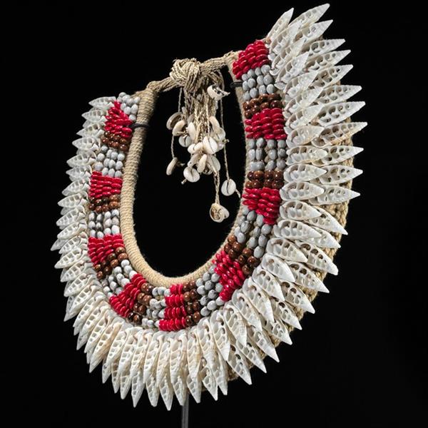 Grote foto decoratief ornament no reserve price sn4 decorative shell necklace with custom stand indones antiek en kunst curiosa en brocante