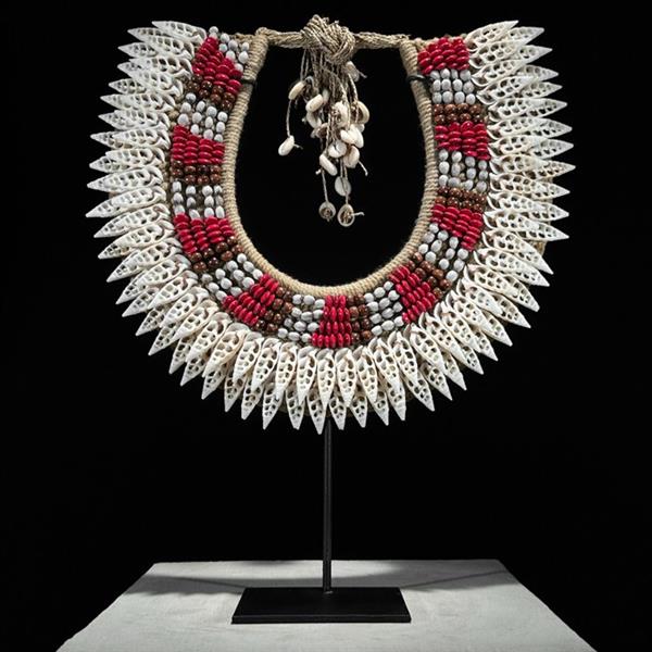 Grote foto decoratief ornament no reserve price sn4 decorative shell necklace with custom stand indones antiek en kunst curiosa en brocante