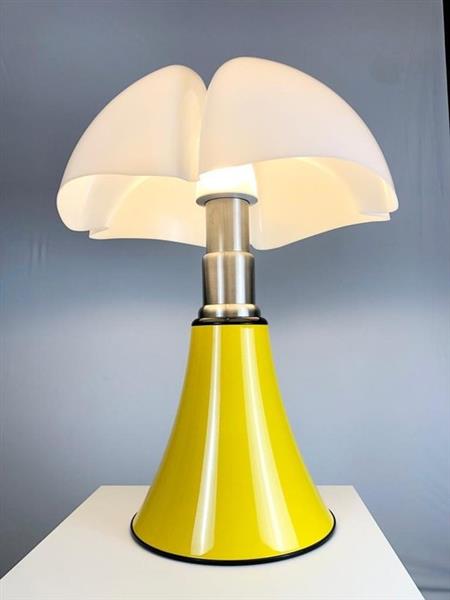 Grote foto martinelli luce gae aulenti lamp grote vleermuis geel metaal aluminium en opaal methacrylaa antiek en kunst curiosa en brocante