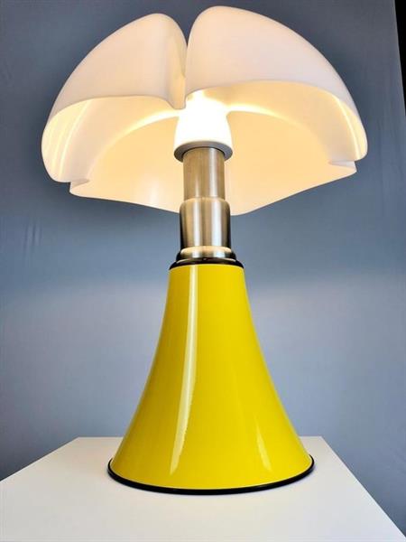 Grote foto martinelli luce gae aulenti lamp grote vleermuis geel metaal aluminium en opaal methacrylaa antiek en kunst curiosa en brocante