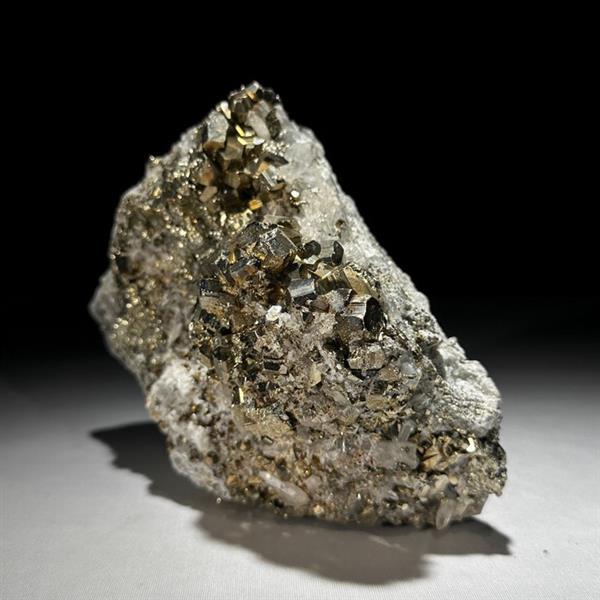 Grote foto prachtige pyrietgluster van kwartskristallen op pyrietmatrix kubieke pyriet hoogte 13 cm bree antiek en kunst curiosa en brocante