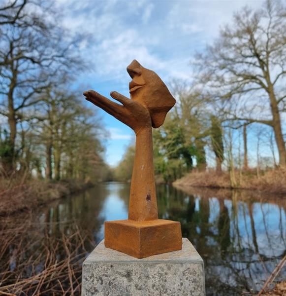 Grote foto beeldje girl waiving a kiss ijzer gegoten gesmeed antiek en kunst curiosa en brocante