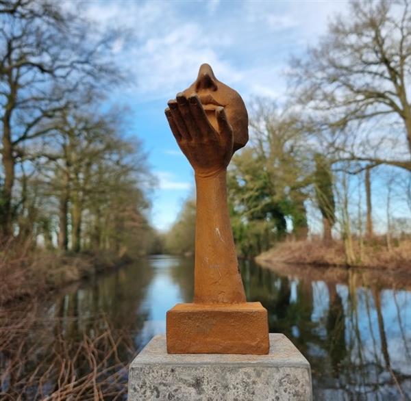 Grote foto beeldje girl waiving a kiss ijzer gegoten gesmeed antiek en kunst curiosa en brocante