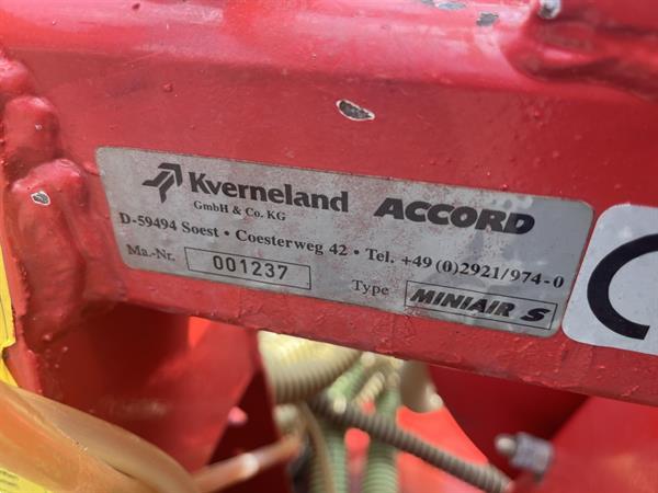 Grote foto accord kverneland miniair super pneumatische zaaimachine 12 rijen dubbel agrarisch zaaimachines