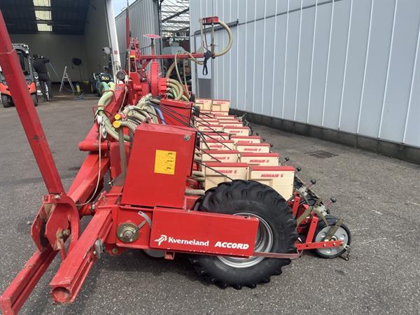 Grote foto accord miniair s pneumatische precisiezaaimachine 12 dubbele rijen voor 3 bedden agrarisch zaaimachines