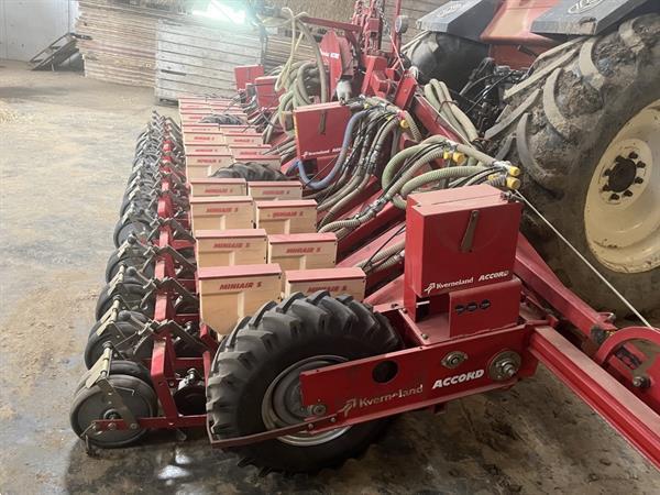 Grote foto accord miniair s pneumatische precisiezaaimachine 12 dubbele rijen voor 3 bedden agrarisch zaaimachines