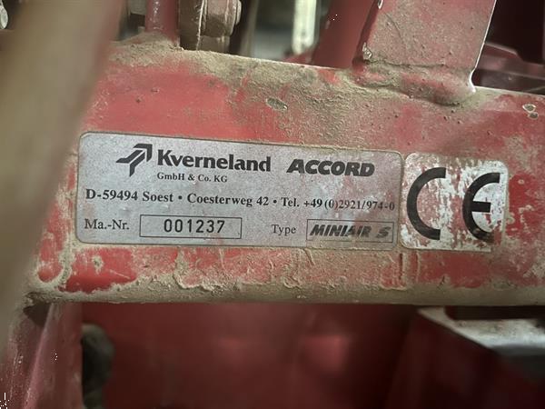 Grote foto accord kverneland miniair super pneumatische zaaimachine 12 rijen dubbel agrarisch zaaimachines