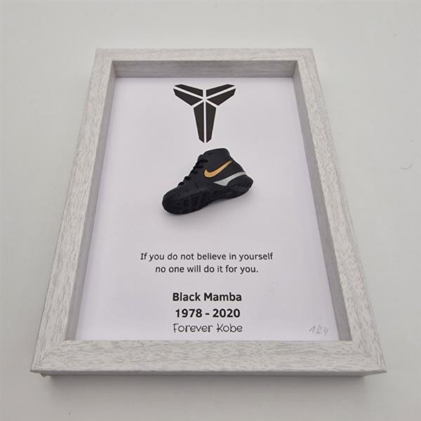 Grote foto lijst mini sneaker kobe bryant kobe 1 zwart ingelijst hout antiek en kunst curiosa en brocante