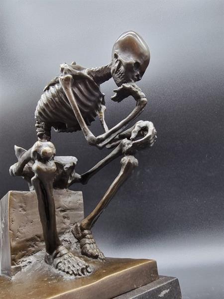 Grote foto beeld large bronze skeleton thinker 25 cm brons marmer 2024 antiek en kunst curiosa en brocante