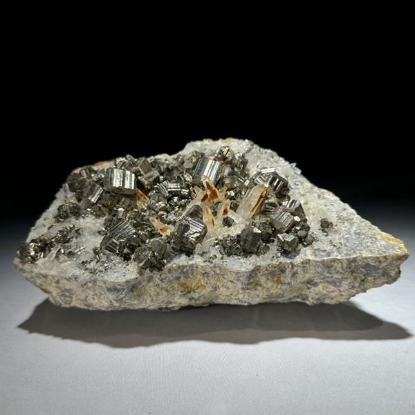 Grote foto geen reserveprijs kubieke pyrietgluster van kwartskristallen op pyrietmatrix kubieke pyriet hoo antiek en kunst curiosa en brocante