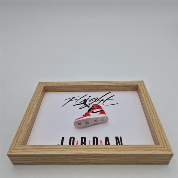 Grote foto lijst mini sneaker aj1 air jordan 1 trophy room ingelijst hout antiek en kunst curiosa en brocante