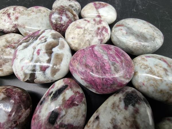 Grote foto roze toermalijnstenen trommelstenen roze toermalijn 1 kg antiek en kunst curiosa en brocante