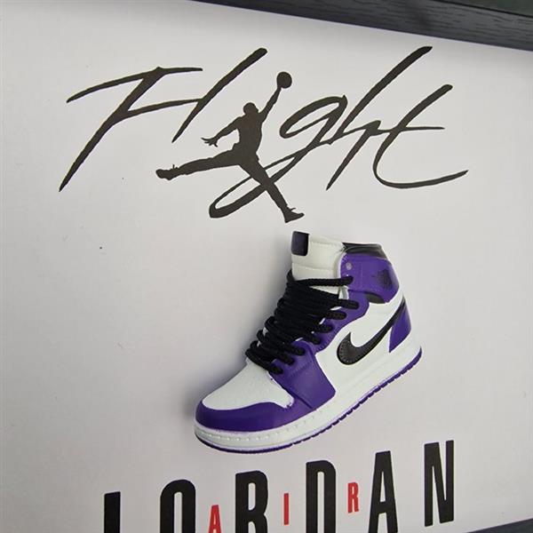 Grote foto lijst mini sneaker aj1 air jordan 1 court purple white ingelijst hout antiek en kunst curiosa en brocante