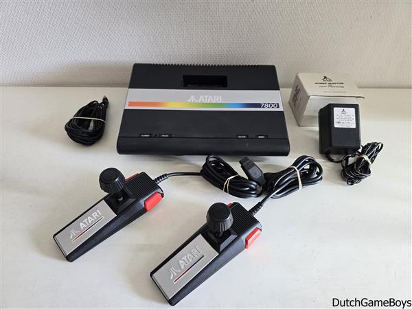 Grote foto atari 7800 console 2 controllers spelcomputers games overige games