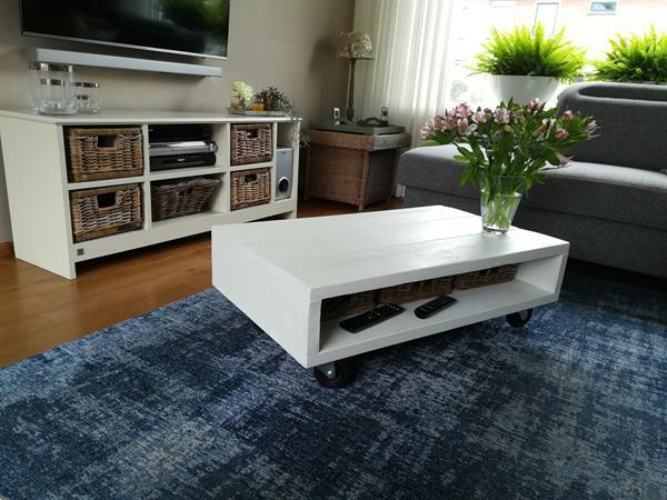 Grote foto nieuwe salontafel van steigerhout op zwenkwielen. huis en inrichting salontafels