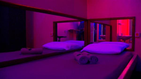 Grote foto kamer te huur room for rent zimmer erotiek erotisch personeel