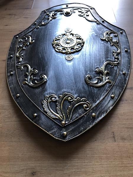 Grote foto prachtig mooi metalen schild met messing gekleurde ornamenten kasteelstijl geweldig. huis en inrichting woningdecoratie