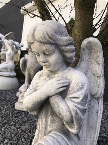 Grote foto beeld knielende engel 58 cm steen tuin en terras tuindecoratie