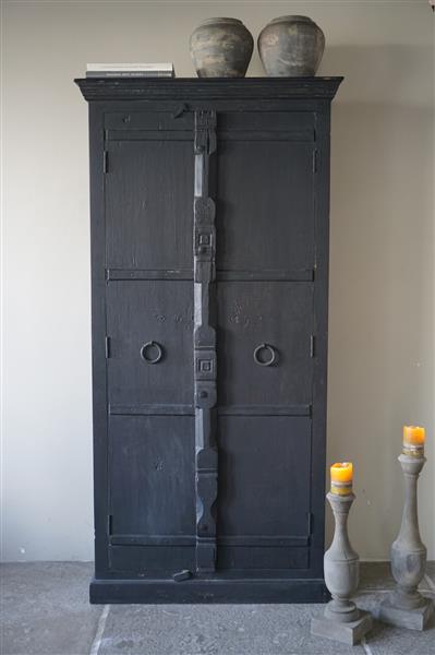 Grote foto oude kast 2 deurs zwart h195 x b88 x d38 cm huis en inrichting woningdecoratie