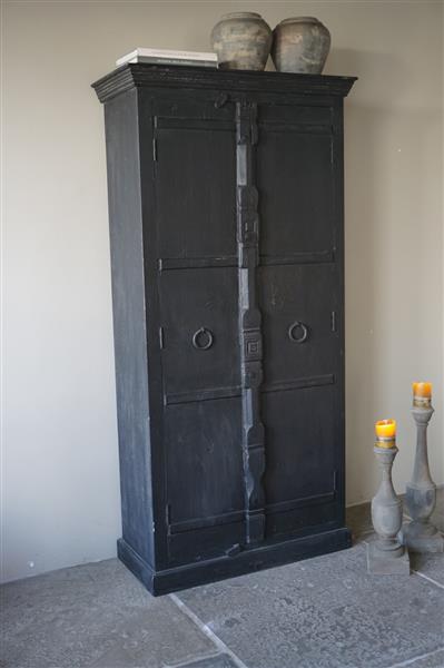 Grote foto oude kast 2 deurs zwart h195 x b88 x d38 cm huis en inrichting woningdecoratie
