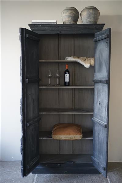 Grote foto oude kast 2 deurs zwart h195 x b88 x d38 cm huis en inrichting woningdecoratie