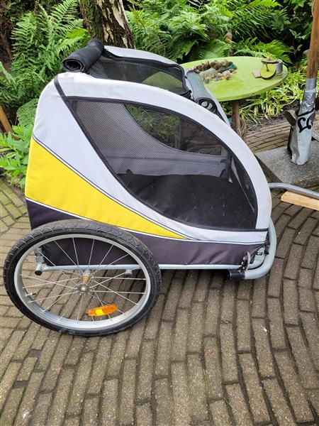Grote foto honden fietskar fietsen en brommers aanhangers en karren