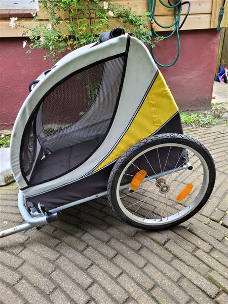 Grote foto honden fietskar fietsen en brommers aanhangers en karren