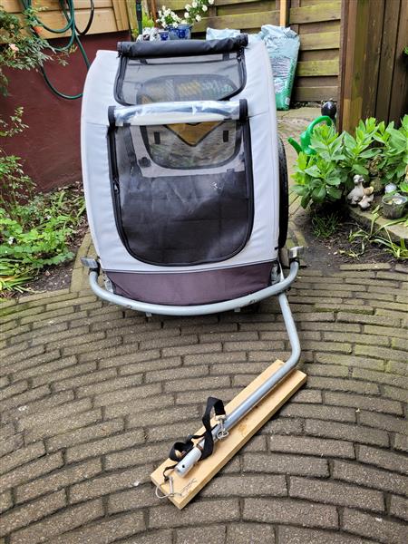 Grote foto honden fietskar fietsen en brommers aanhangers en karren