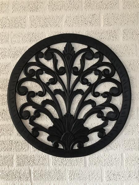 Grote foto wandornament rond sier gesneden zwart bruin. tuin en terras tuindecoratie
