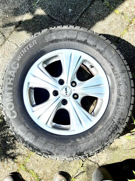 Grote foto winterbanden op alu velgen auto onderdelen banden en velgen