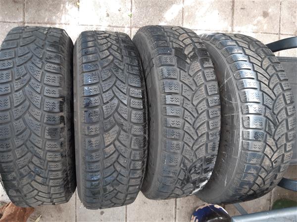 Grote foto winterbanden op alu velgen auto onderdelen banden en velgen