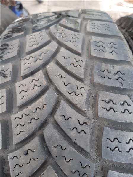 Grote foto winterbanden op alu velgen auto onderdelen banden en velgen