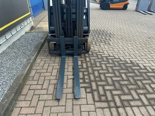 Grote foto vs 21748 elektrische triplex heftruck nissan freelift sideshift agrarisch heftrucks