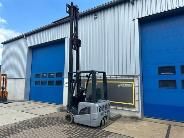 Grote foto vs 21748 elektrische triplex heftruck nissan freelift sideshift agrarisch heftrucks
