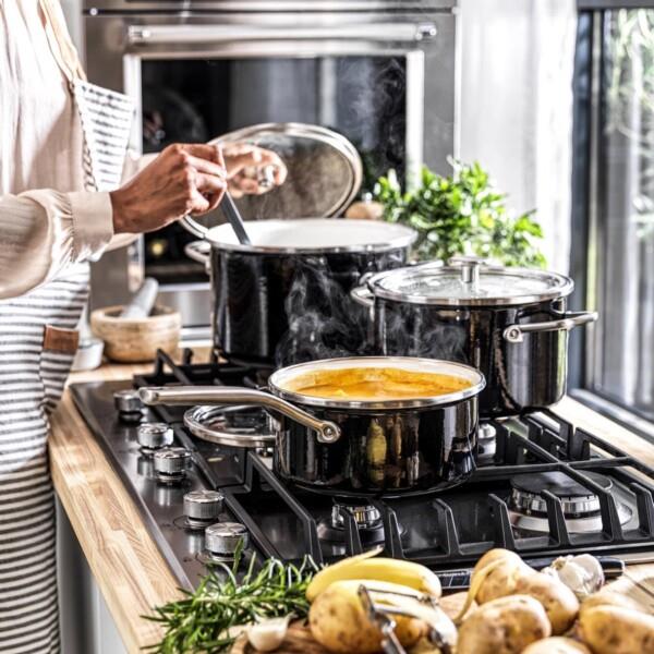 Grote foto kitchenaid steel core enamel kookpan 20 cm 3.7l black huis en inrichting kookgerei